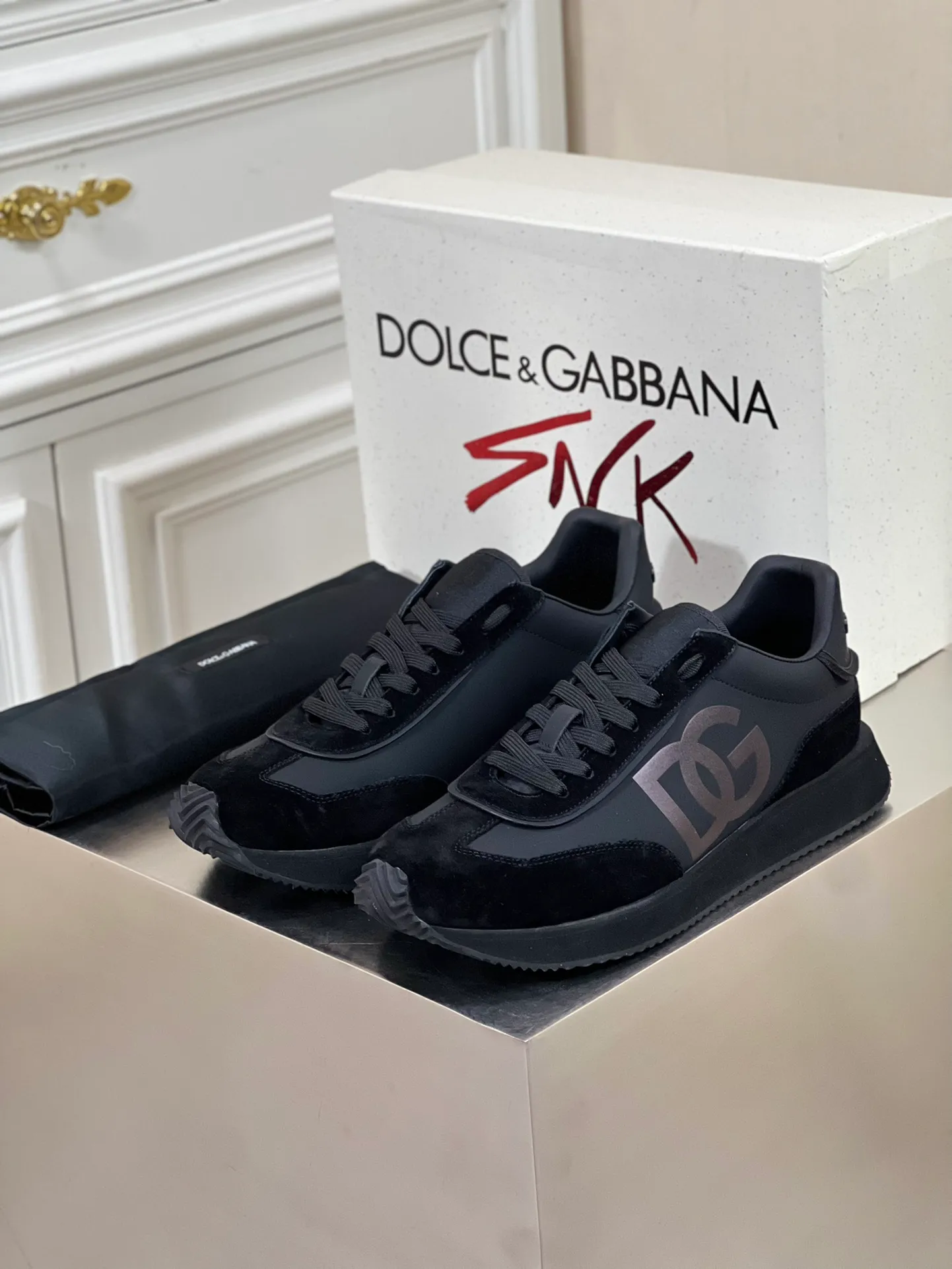 Factory price: 458💰••New product•• Dolce&G*_dgDolce&G*_dgDolce&G*_dgDolce&G*_dgDolce&G*_dgDolce&G*_dgDolce&G*_dgDolce&G*_dgDolce&G* 2024 new men's lace-up leather casual sneakers for early spring are made of imported suede cowhide spliced ​​with waterproof fabrics, mixed and matched color design, a fashionable and energetic sneaker that can easily meet the needs of modern dressing and highlight the contemporary lifestyle style. The foot is fully lined with cowhide for greater comfort. The tongue and heel are decorated with logos. It is equipped with a rubber outsole. The heel and toe are wrapped to further protect our feet. It is a model worth buying! Size: 39-44 (customized at 38.45)